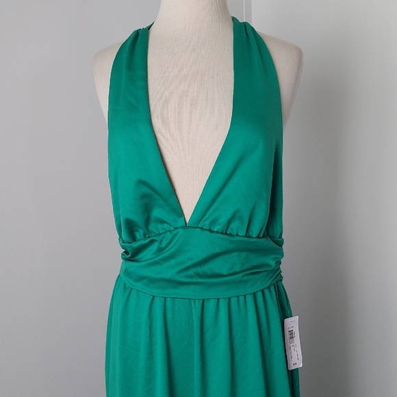 Elegant Backless Green Maxi Dress - Picture 2 of 10